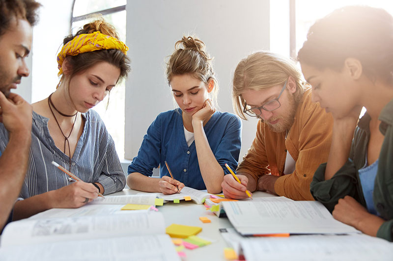 Gruppo di ragazzi che studiano