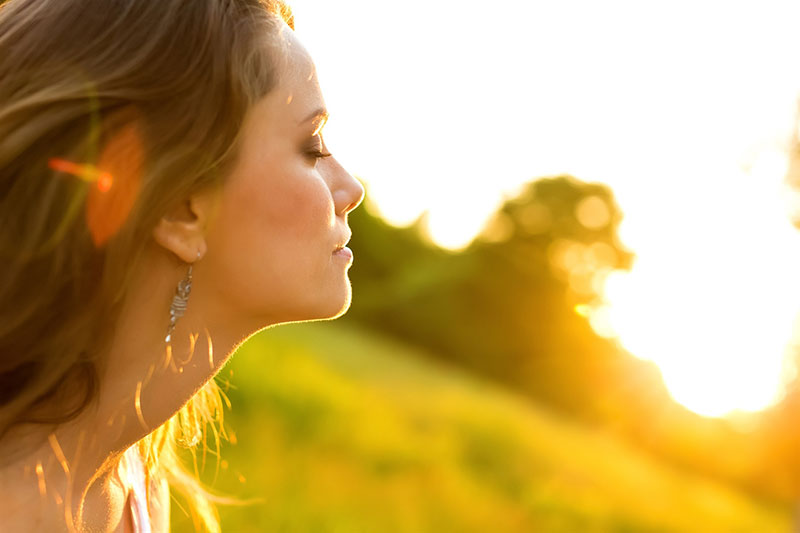 Ragazza in relax nella natura