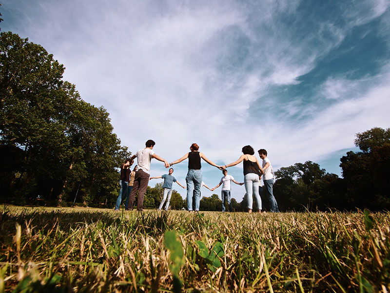 Ragazzi in cerchio nella natura