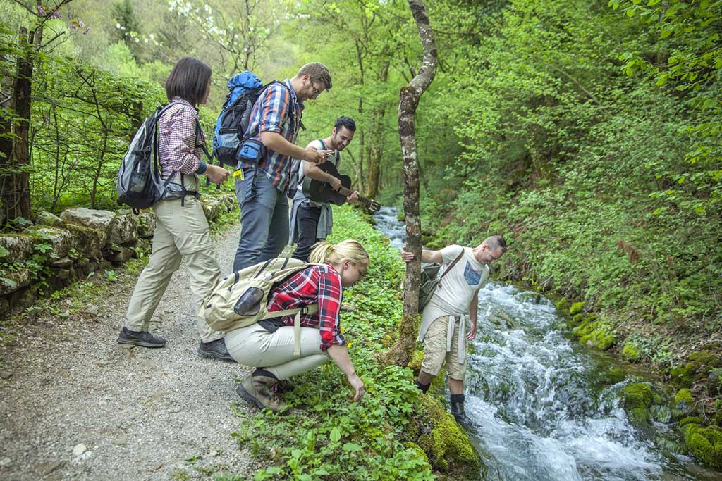 Ragazzi felici nella natura che mangiano cocomero